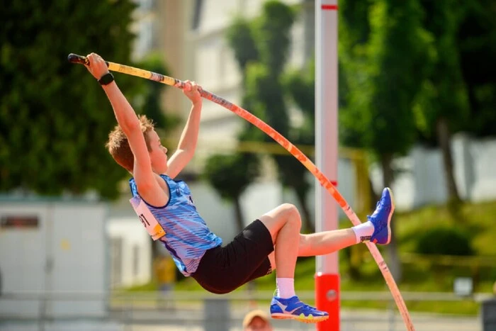 Der 12-jährige ukrainische Stabhochspringer hat die beste Leistung der Welt gezeigt