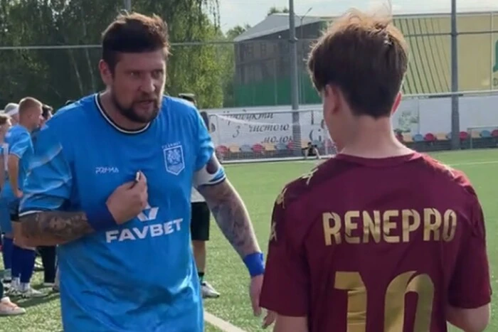 Der Medienliga-Club hat den 16-jährigen Blogger entlassen, der Seleznjow bat, auf Ukrainisch zu kommunizieren