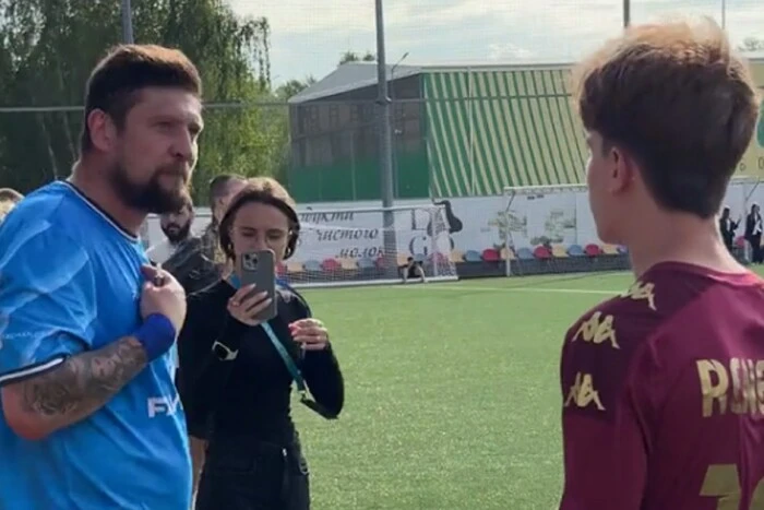 Ehemaliger Fußballspieler der Ukraine stritt sich mit einem 16-jährigen Blogger wegen der russischen Sprache