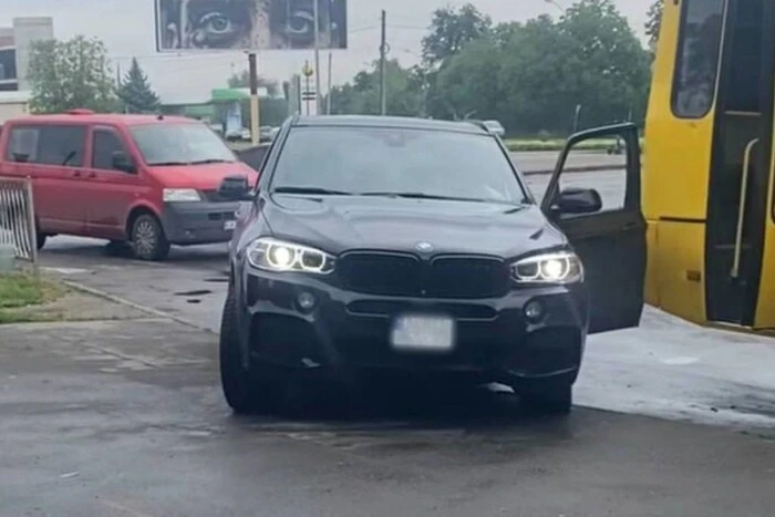 In Uman hat ein betrunkener Mann mit einem BMW einen Bus gerammt