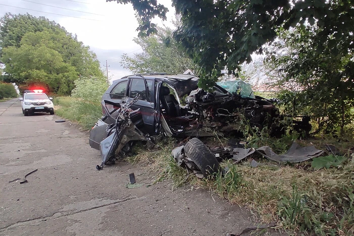 Na Odesie kierowca w BMW uderzył w drzewo i zabił swojego pasażera