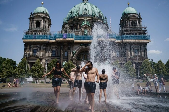 Red level of danger and work ban. Extreme heat is tormenting southern Europe