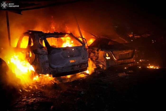 W Odesie w wyniku nocnego ataku jednocześnie płonęło 20 samochodów (zdjęcia, wideo)