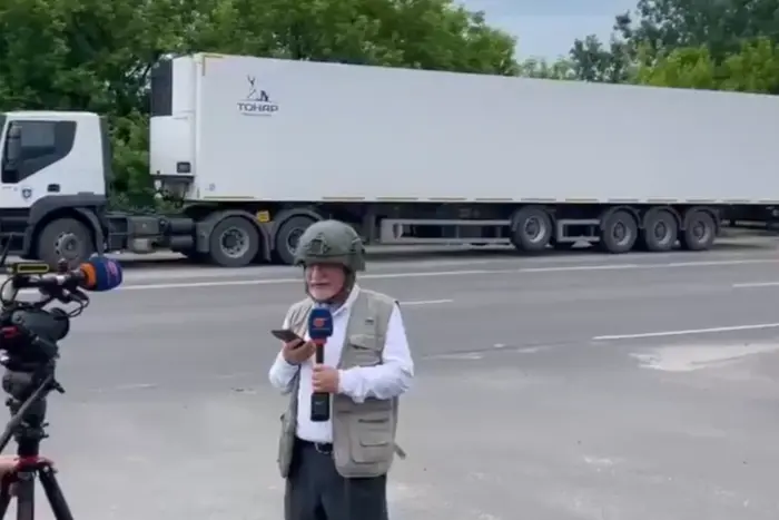 Przekazanie ciał poległych? Rosyjskie media opublikowały wideo z kolejką ciężarówek
