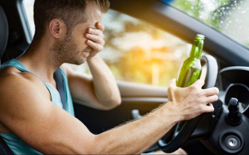 Pułapka dla kierowcy: alkohol w zaparkowanym aucie skończy się ogromnym mandatem
