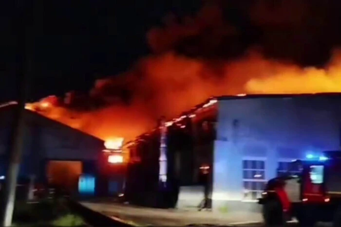 В Иркутской области загорелось локомотивное депо (видео)