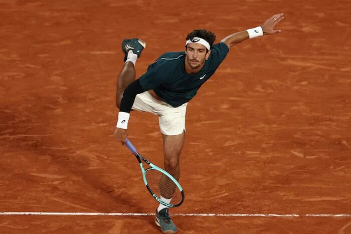 Skandal na 'Roland Garros'. Włoski tenisista kopnął piłkę i trafił sędzinę w klatkę piersiową