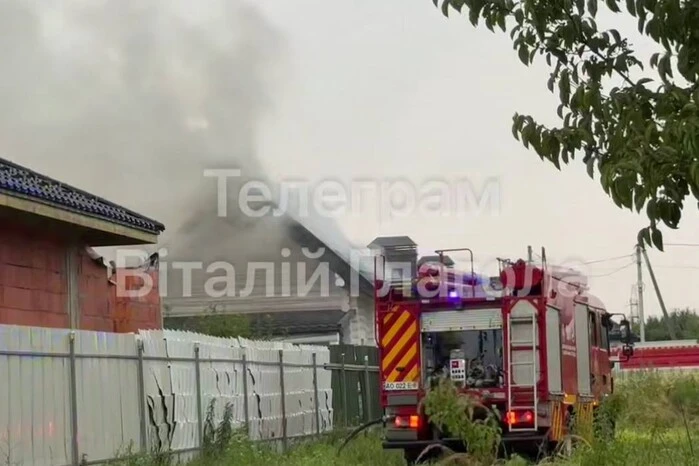 W Użhorodzie budynek zapalił się po uderzeniu pioruna (wideo)