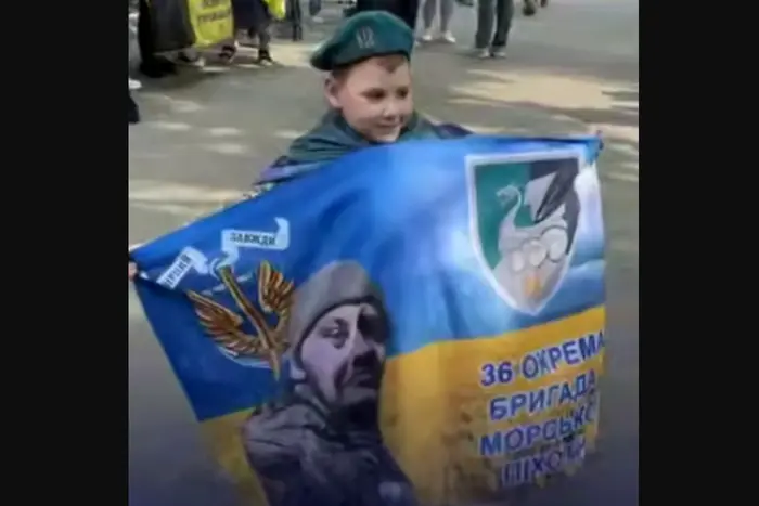 Chłopiec spotyka Ukraińców z rosyjskiej niewoli: ma nadzieję znaleźć tatę (wideo)