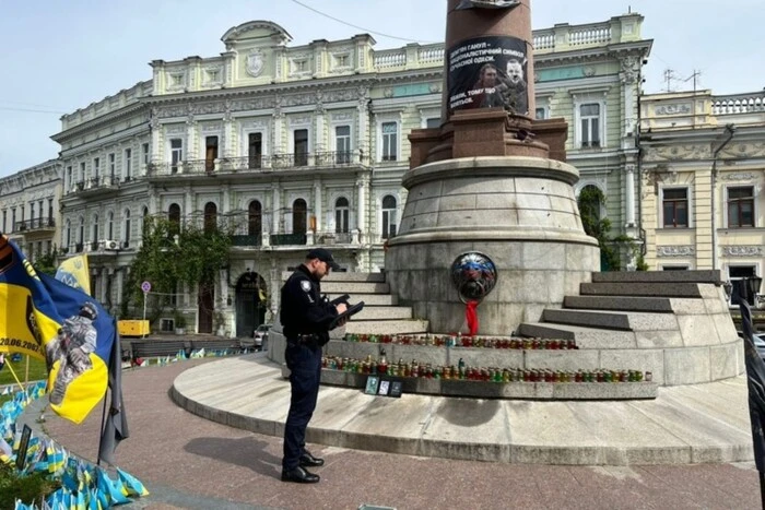 In Odesa, unknown individuals painted the Russian flag on the pedestal where Catherine II stood