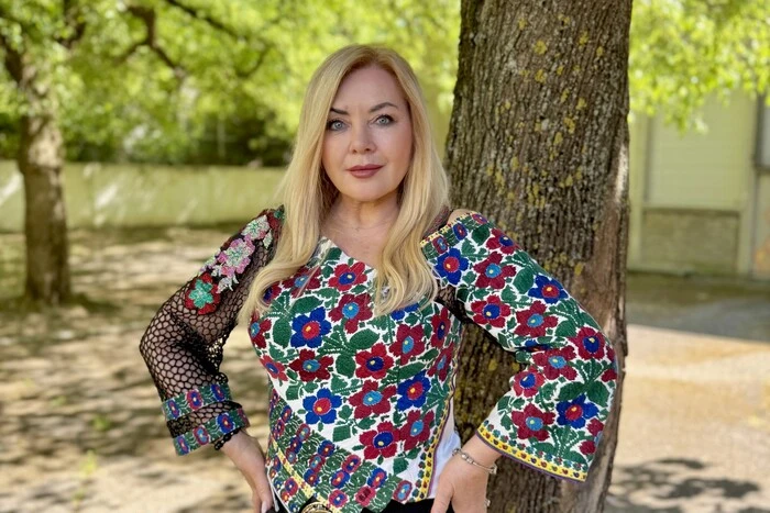 67-jährige Oksana Bilozir beeindruckte mit einem Foto in einer Traditionellen Tracht