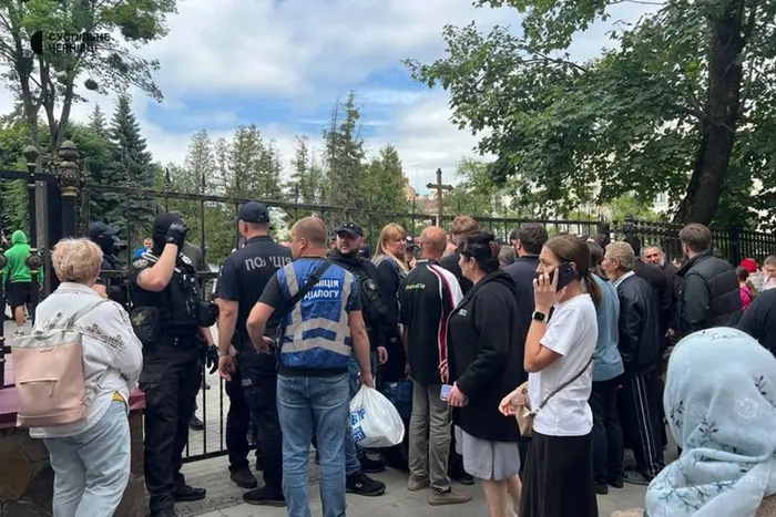У Чернівцях біля Свято-Духівського собору сталася сутичка між вірянами (відео)