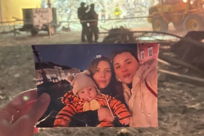 Фото матери и сына под завалами