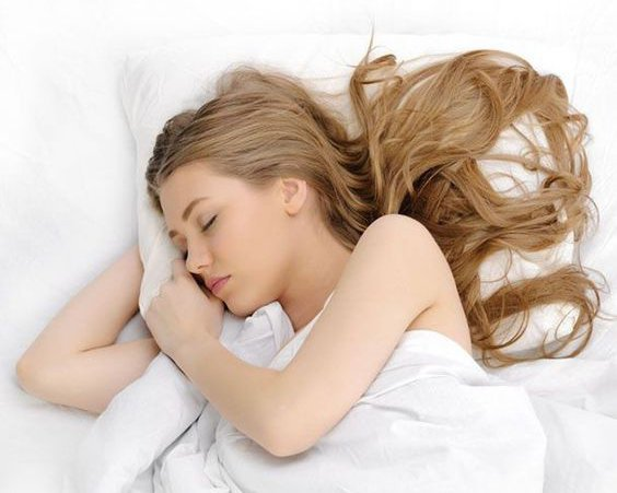 Gebündelt oder geflochten: Warum man nicht mit offenen Haaren schlafen sollte