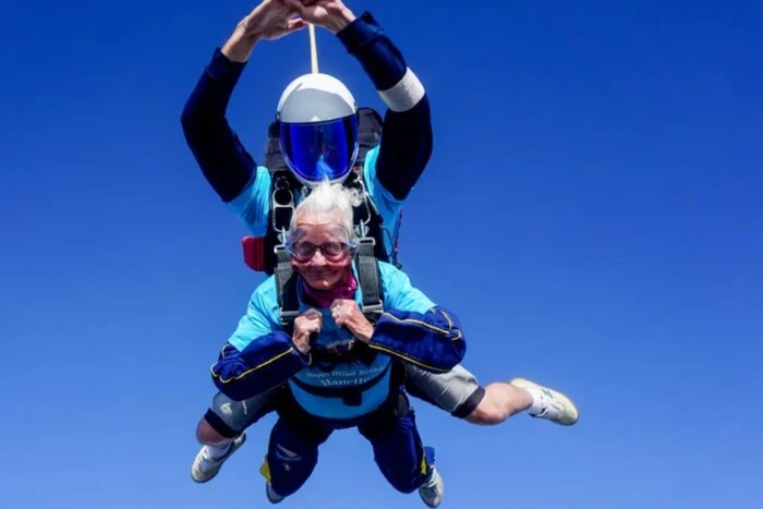 Britische Extremsportlerin feiert originell ihren 102. Geburtstag