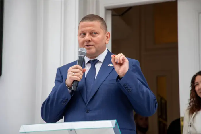 Na zawsze mama. Zaluzhny pokazał książkę o prawdziwej twarzy wojny (zdjęcie)