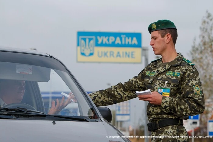 Китаец за взятку на границе