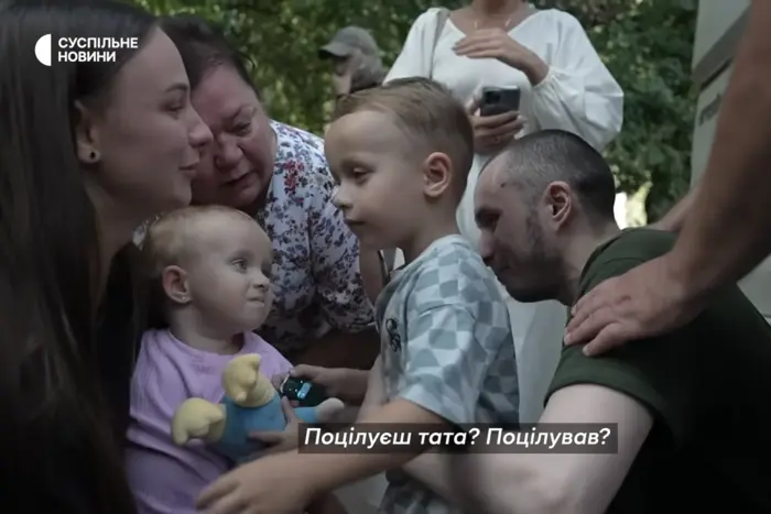 Wyzwolony z niewoli wojskowy spotyka się z córką, o której nie wiedział: poruszające wideo