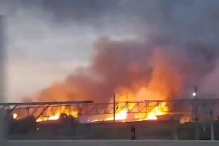 Pożar naftobazy w obwodzie rostowskim przeniósł się na sektor mieszkalny (wideo)