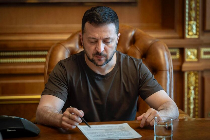 Zelenski podpisał ustawy o nowych terminach stanie wojennego i mobilizacji