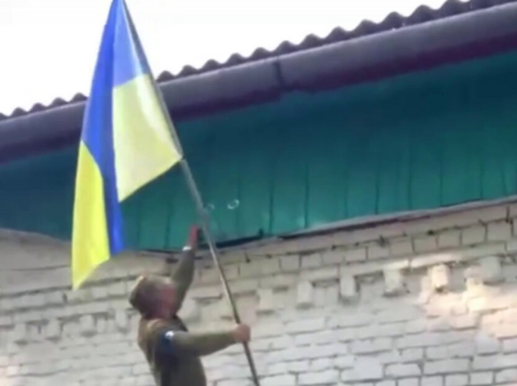 Українські воїни піднімають прапор над містом