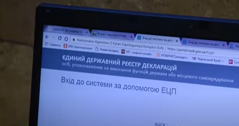 Гроші купюрами на столі
