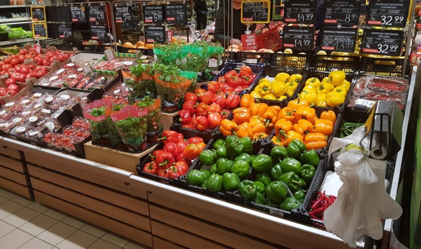 Ukraińcy pokazali różnicę w cenach warzyw sałatkowych na rynkach i w supermarketach
