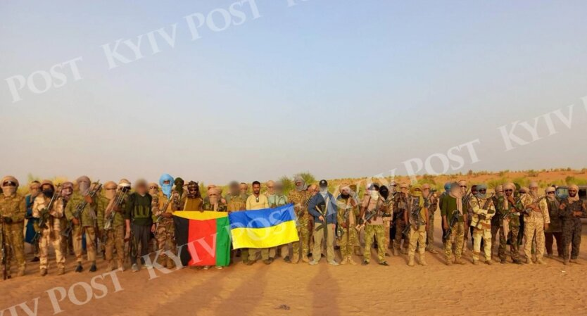 Групове фото з українським прапором