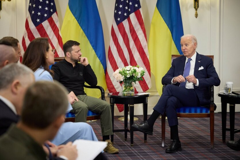 Логотип Білого дому на фоні державного прапору України