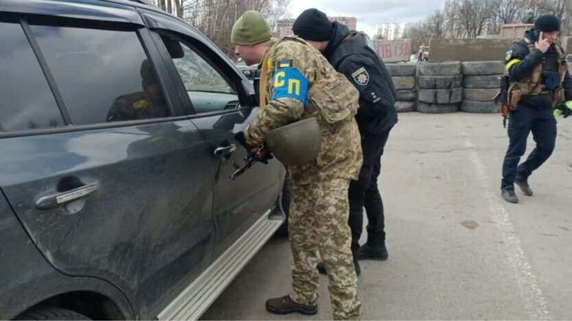 Военнообязанные проходят проверку на ТЦК