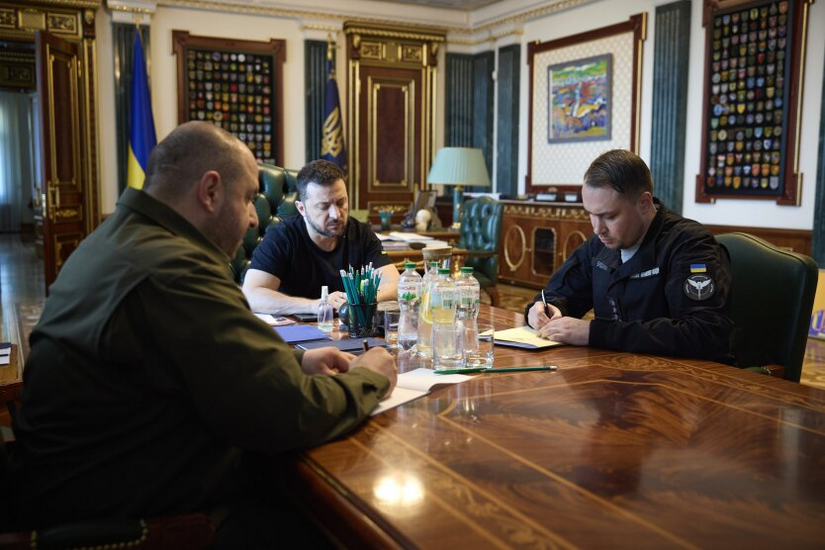 Зеленський слухає доповіді Умєрова, Сирського та Буданова щодо оборонної стратегії України