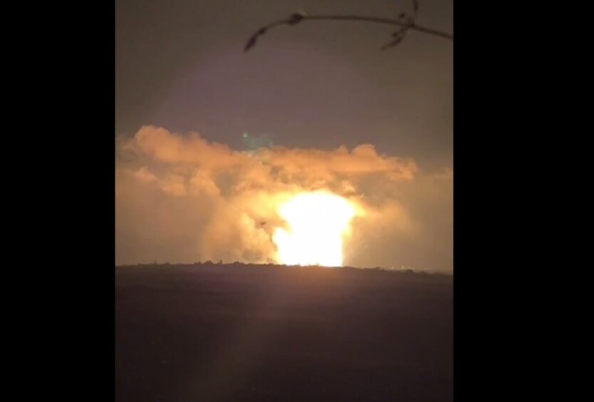 Ukrainian Armed Forces hit a huge ammunition depot of the occupiers in Khartsyzk, it detonates: video