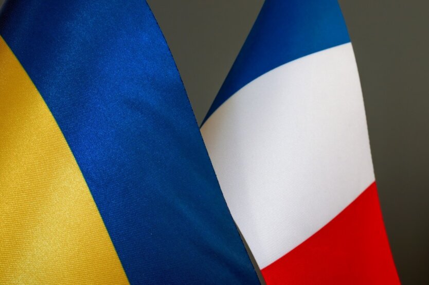 Умная бомба французского производства на фоне флага Украины