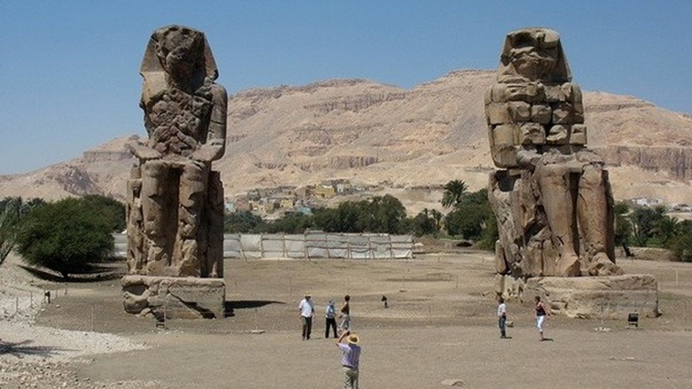 Monolith Extraction Without Machinery - What Is Known About Egyptian Technology