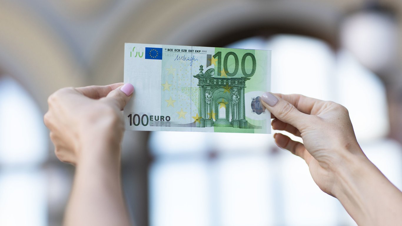Необходимые проблемы — какие купюры евро не стоит хранить украинцам