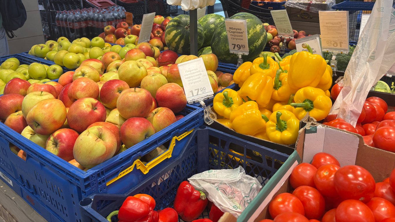 В АТБ и Сільпо резко снизили цены на продукты — что стоит дешевле