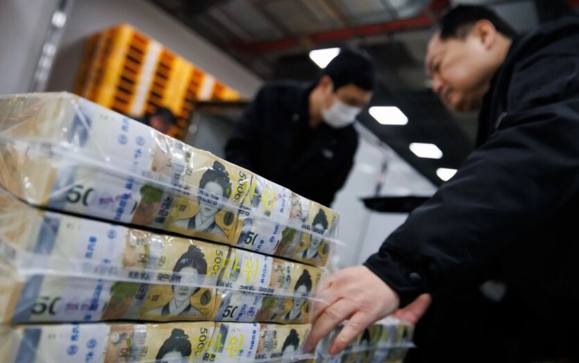 Asian Currencies: Investors Looking at the Dollar