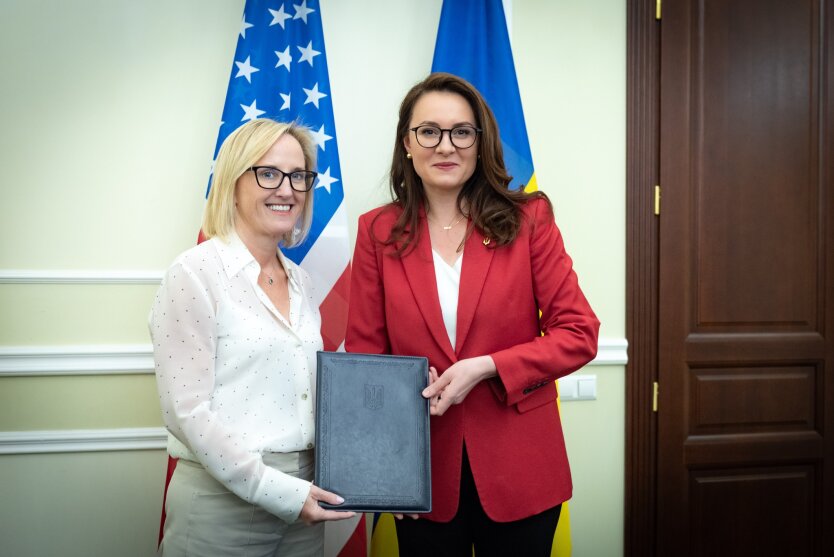 Україна і США уклали дві нові комерційні угоди про інвестфонд